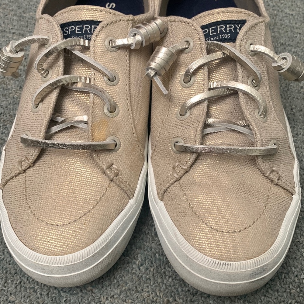 Lightly worn gold/champagne coloring very comfortable